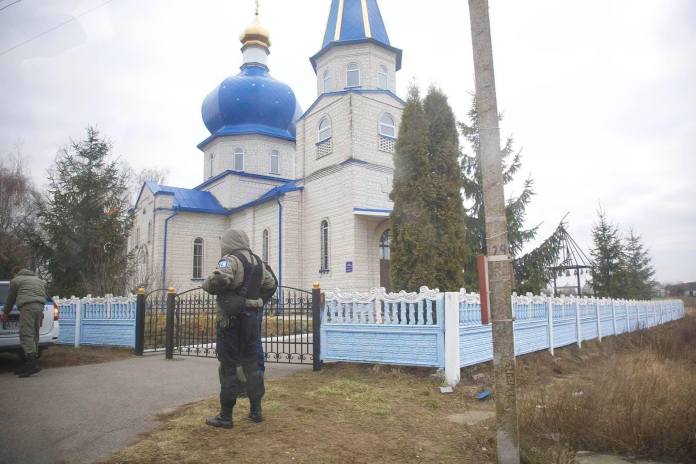 Озброєні прибічники московського патріархату не допускають вірян ПЦУ до храму