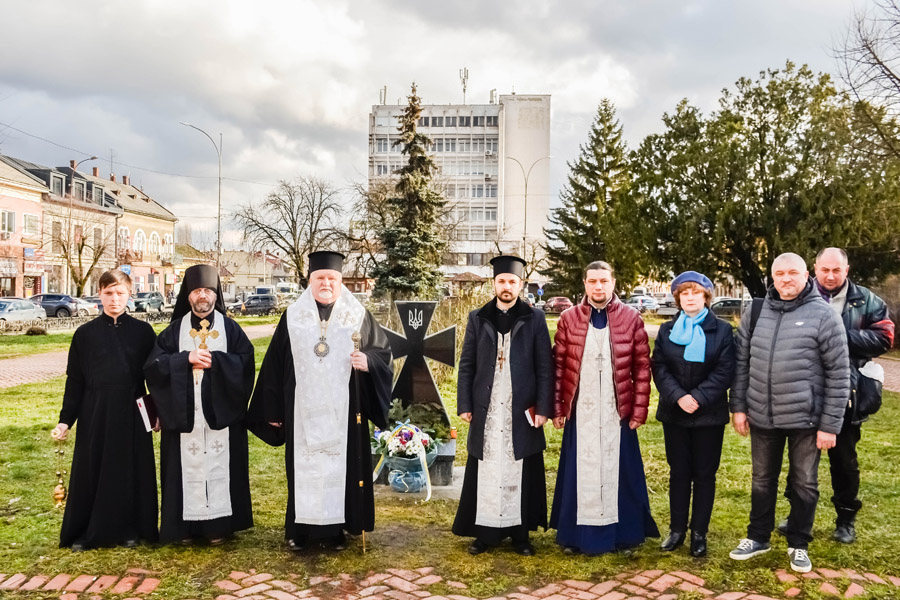 В Ужгороді, за участі представників Мукачівсько-Карпатської єпархії ПЦУ, вшанували світлу пам’ять українських Героїв Крут